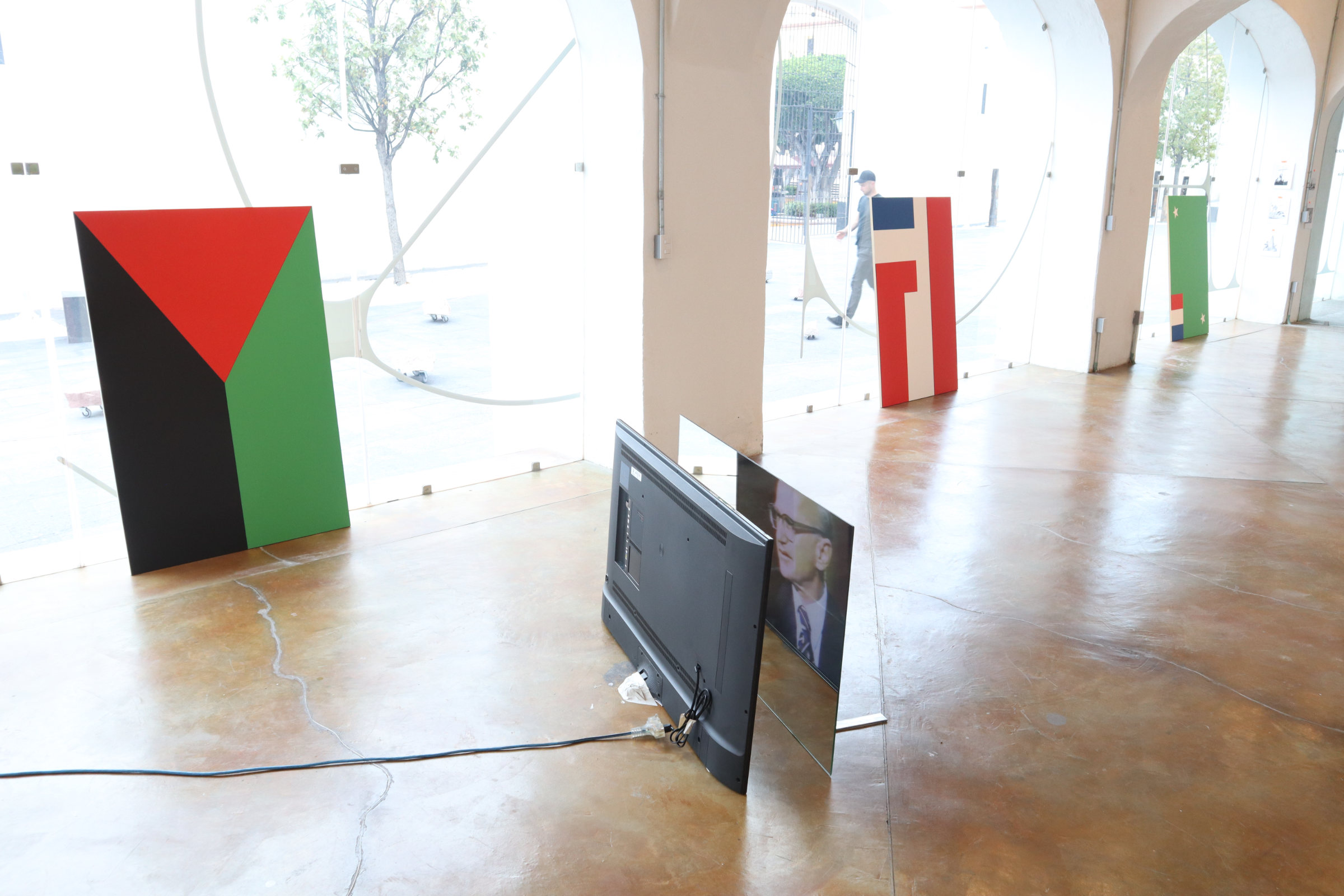 À gauche : Madinina, 2020 Acrylique sur bois, 150 x 100 cm Au sol : Milton, 2020 Vidéo, 6 minutes (en boucle), bande son en collaboration avec Post-California Écran led, miroir, acier, 110 x 62 cm