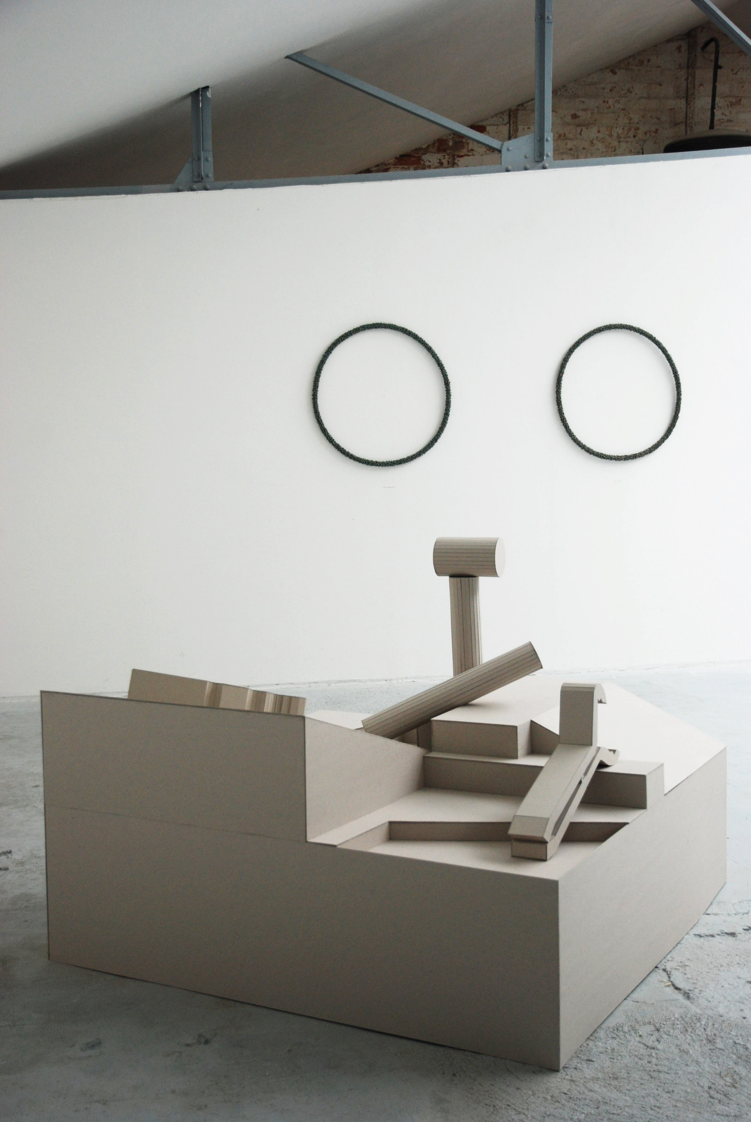 Arrière-plan, au mur : Amandine Pierné, Dans le panier et Machu Pichu, 2009