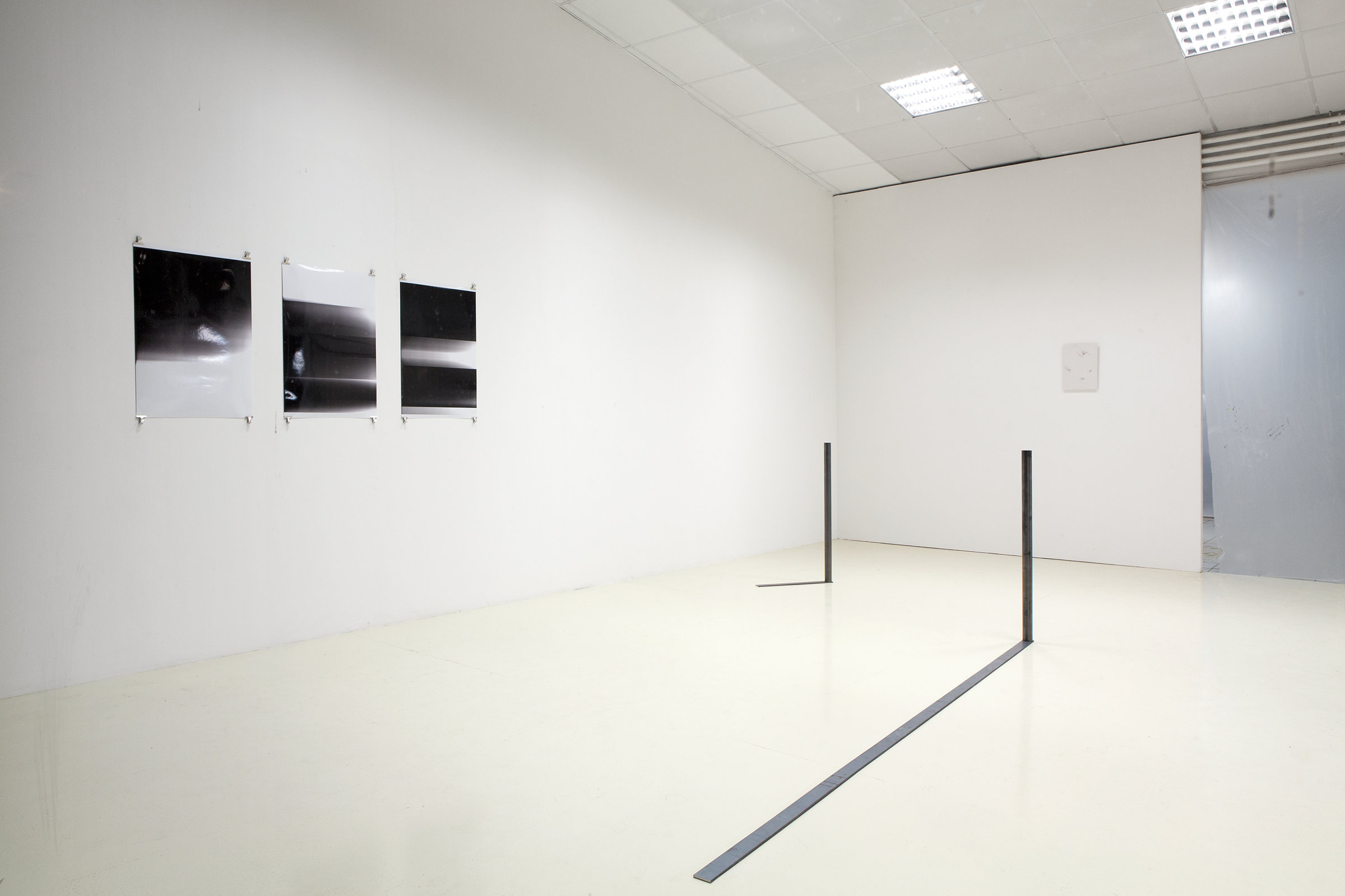 Au mur : sc#04, sc#12, sc#25, 2009 Impression lambda, 50 x 70 cm (chacune) L'espace d'un instant : l'atterrissage à Osaka, le 6 janvier 2011 à 19h15 heure japonaise, 2015 Acier, 95 x 5 x 294 cm L'espace d'un instant : la naissance de Karen Tanguy, le 15 mai 1979 à 12h30 heure française, 2015 Acier, 95 x 5 x 55 cm