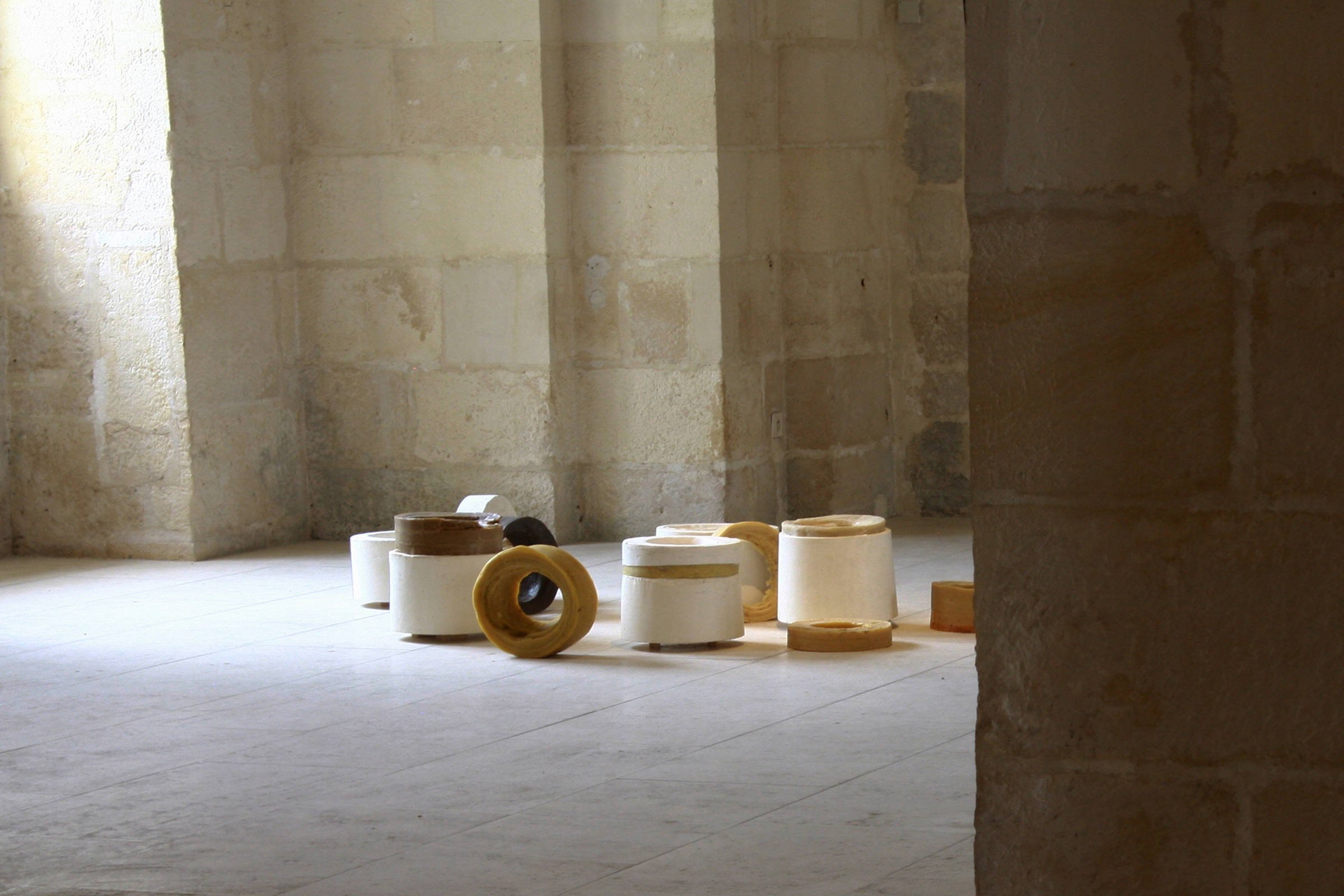 Vue de l'exposition De pied en cap (2014), Abbaye aux dames, Saintes
