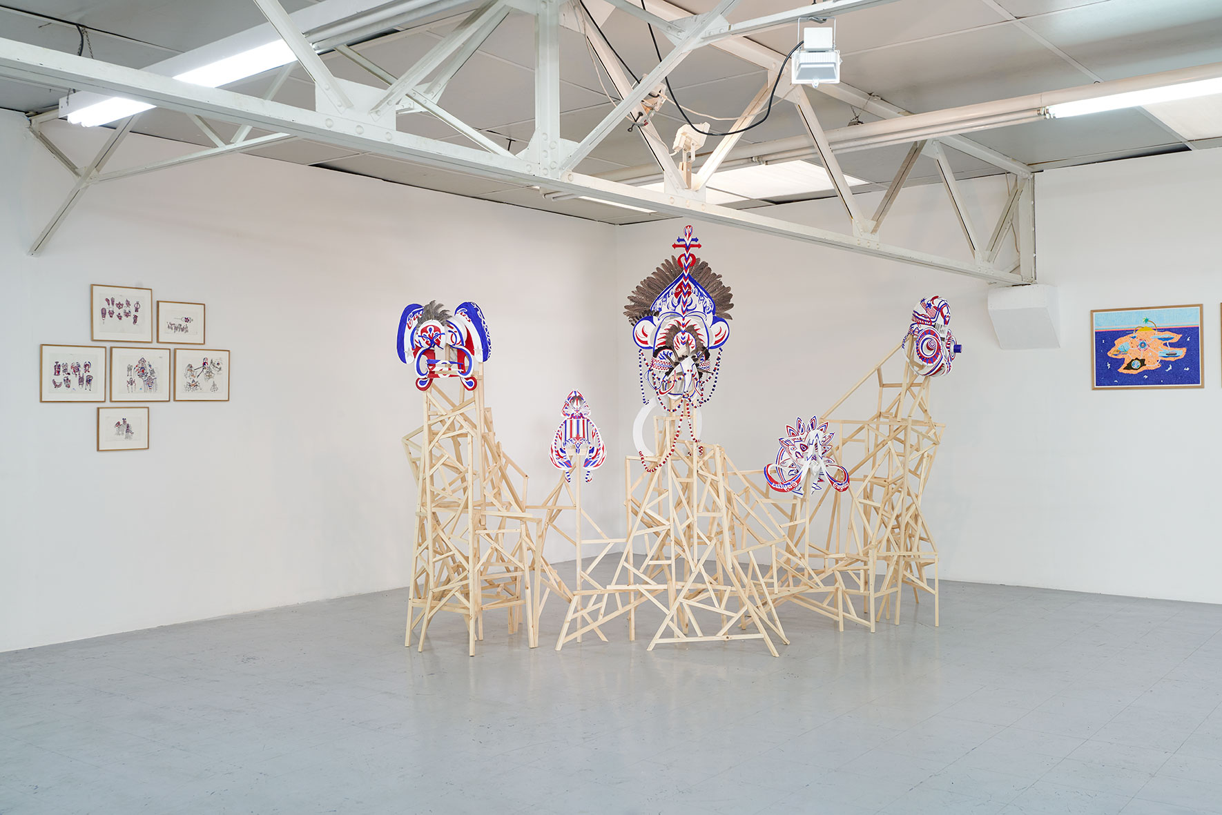 Vues de l'exposition L'Archipel du rêve, Lieu commun, Toulouse, 2015 Commissariat et production : Zébra 3 Crédits photographiques : tous droits réservés Proposition scénographique pour les masques des intronisations du Caylus Culture Club (socles en bois).