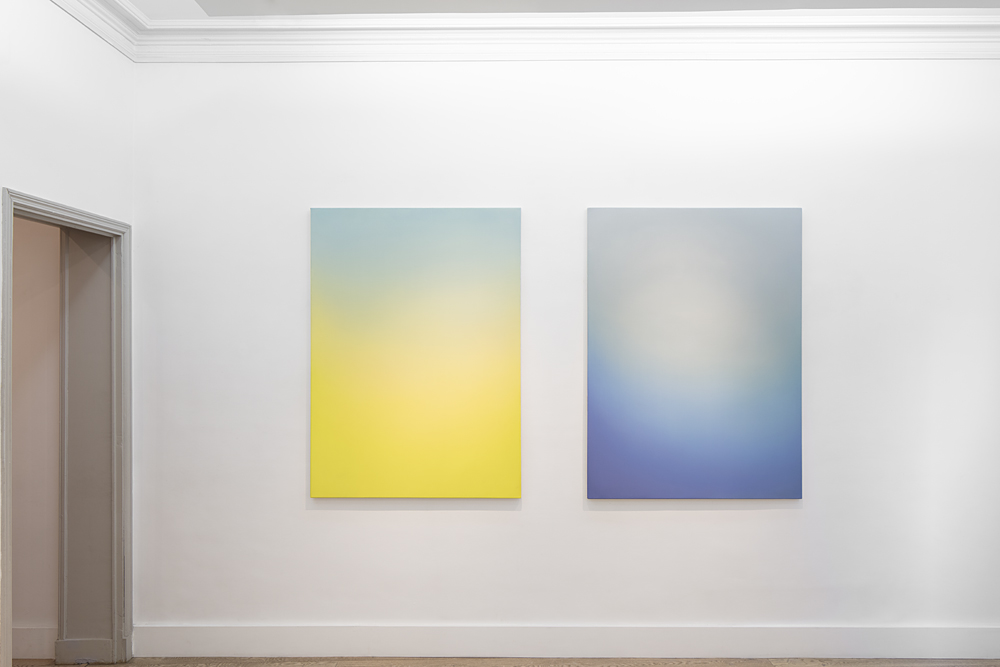 Diffuse jaune-céladon, 2018 Huile sur contreplaqué, 150 x 110 cm Collection privée Diffuse bleu-versicolore, 2018 Huile sur toile, 150 x 110 cm Collection privée