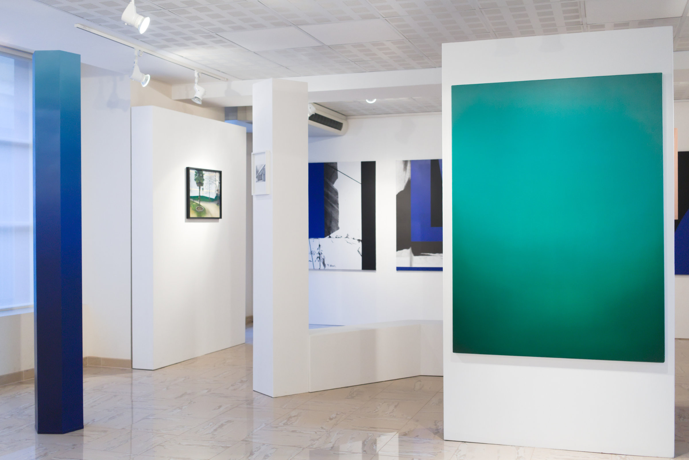 Mur de gauche : œuvre de Dorian Cohen Colonne du milieu et mur du fond : œuvres d'Adrien Ledoux