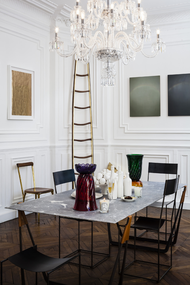 Mur de gauche : œuvre de Sophie Whettnall Au centre : œuvre de Valentin Lolleman Sur la table : œuvre de Jeanne Susplugas