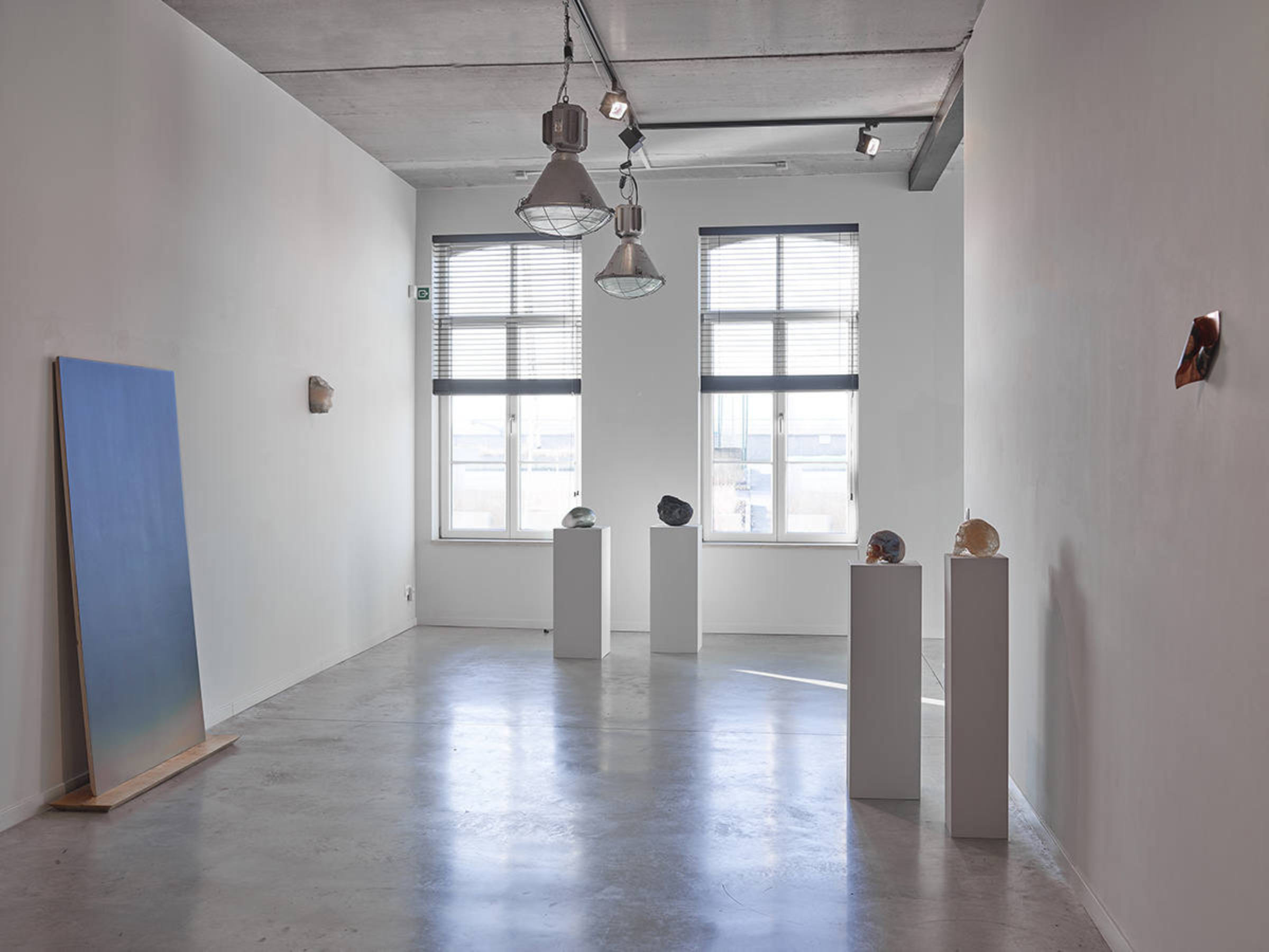 Au centre : œuvres de Gianmarco Falcone Au mur : œuvres de Quinten Ingelaere