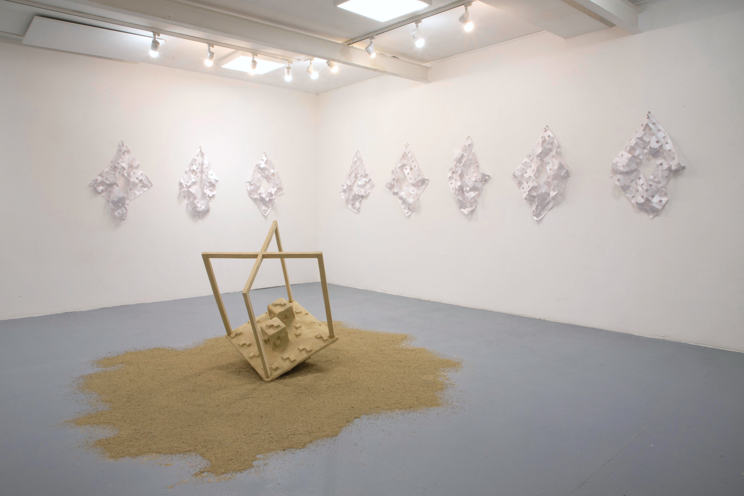 Vue de l'exposition istoire sans h (2022), Pollen, Monflanquin Au premier plan : Ce qui fait état d'absence à la surface, 2022