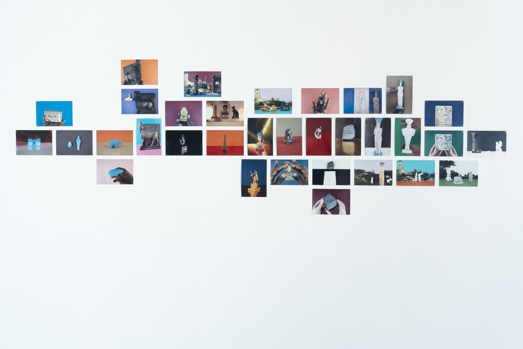 Vue de l'exposition Chroniques d'escale, CIAC, Bourbourg, 2023 Accrochage des photographies des participants, impressions 10 x 15 cm