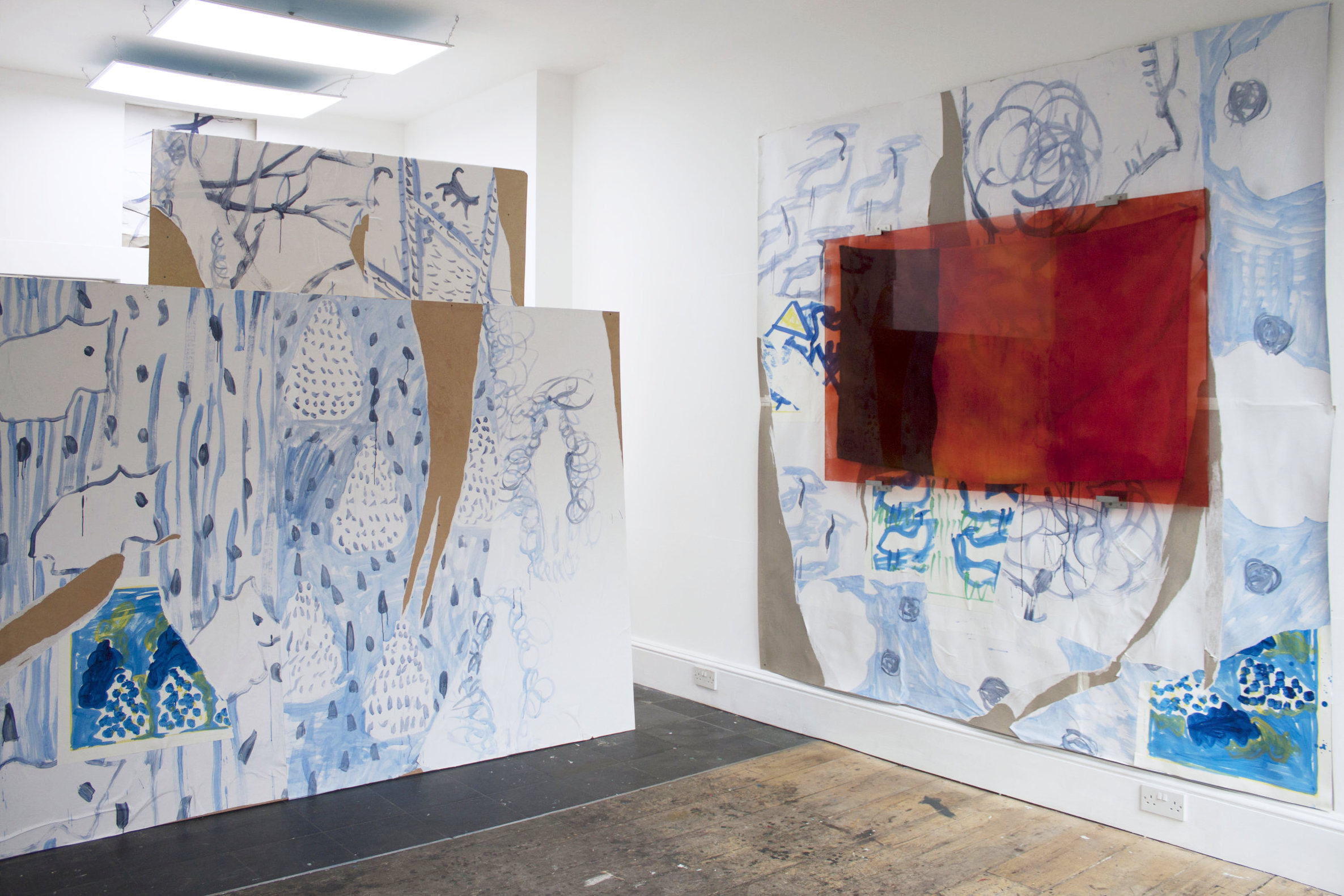 À gauche : Simon Rayssac, Sans titre (Carte de Waterloo), 2018 Huile sur papier sur panneau, 183 x 245 cm