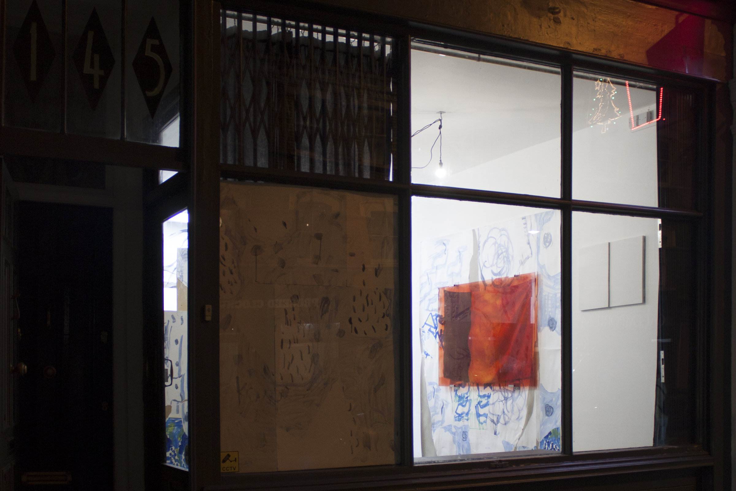 Au premier-plan : Simon Rayssac, Sans titre (Études pour la carte de Waterloo), 2018 Huile sur papier, 58 x 83 cm