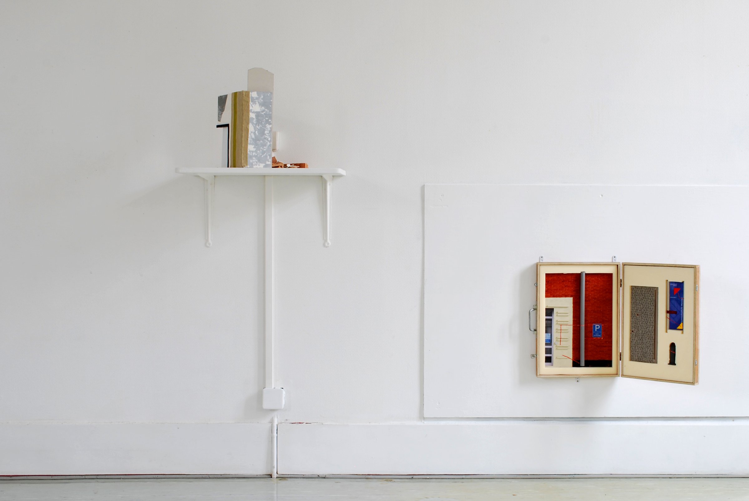 Vue de l'exposition collective Les Itinérances, association les itinérances, Valence, 2012 À droite : Maquette en valise - Hufferstrasse Interrompu 0207, 2008