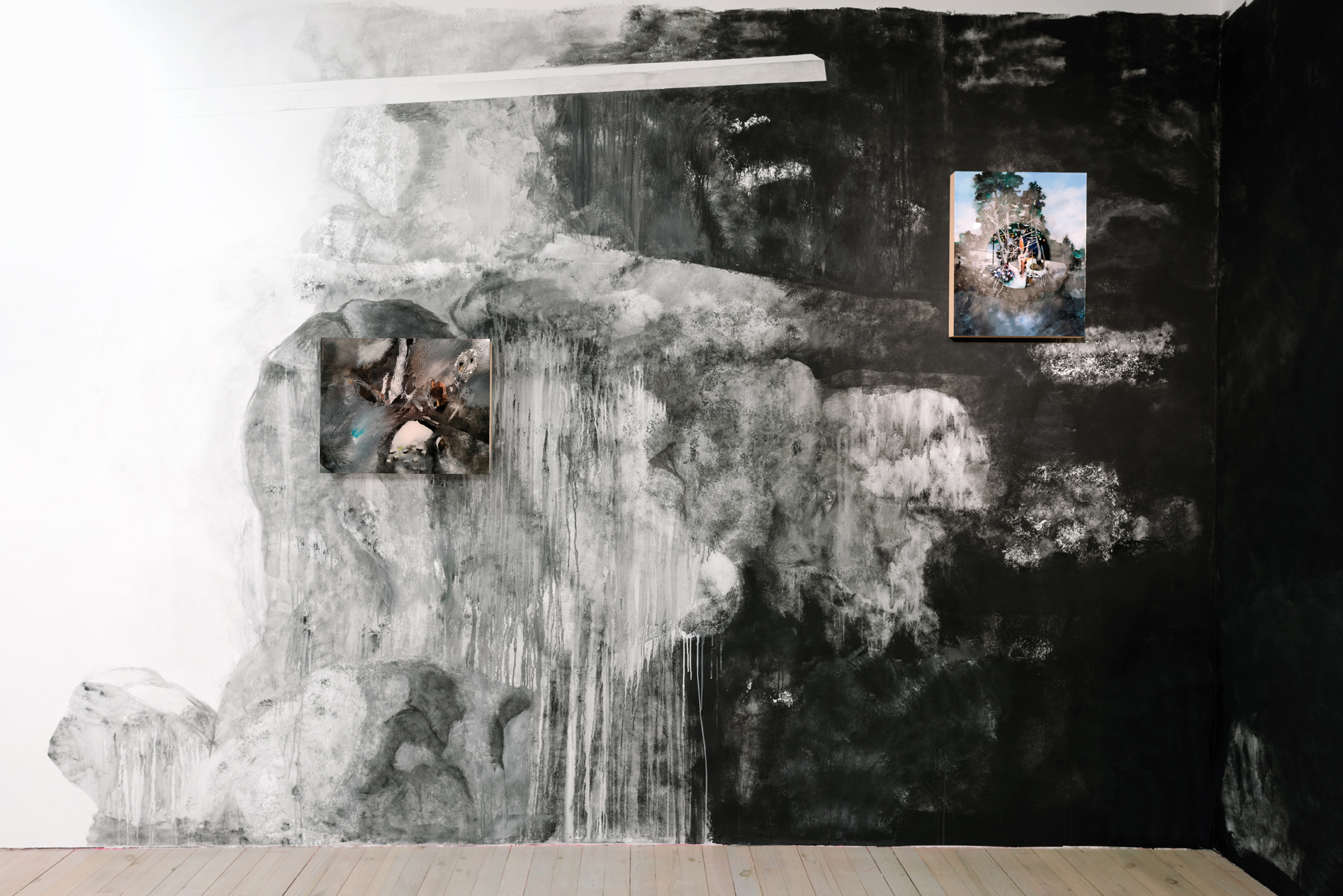 Vue de l'exposition (2e salle « La grotte ») {Par les yeux de la louve, La traversée de la grotte}