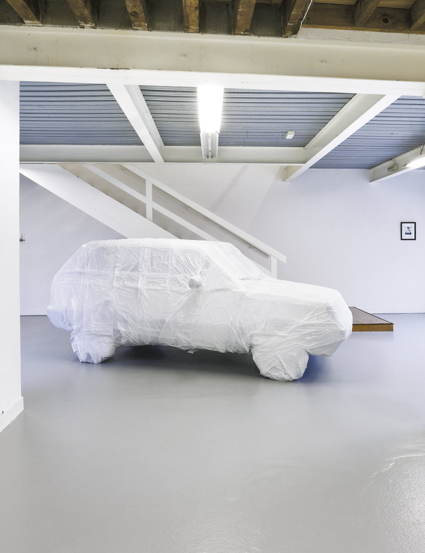 {The White Car With the Sound Of Its Own Filming}, 2017, Benoit Pierre et Franck Dubois.