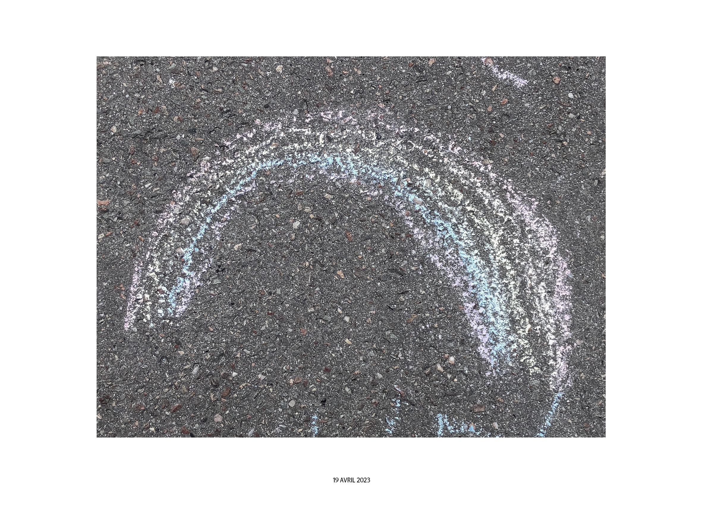 {Arc-en-ciel (sur le trottoir), Bordeaux, 19 avril 2023}, 2024