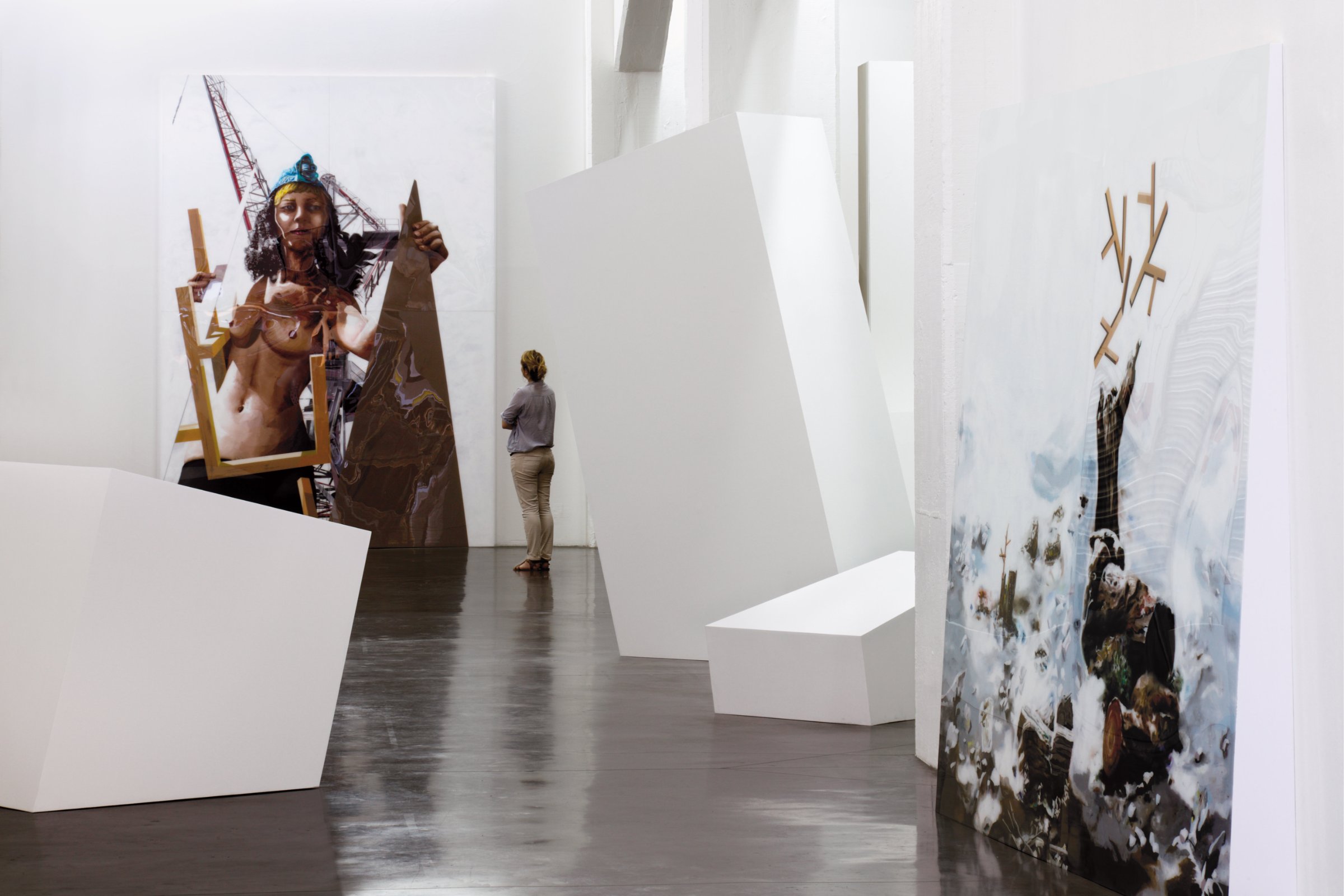 Vue de l'exposition {x degrés de déplacement}, 2011