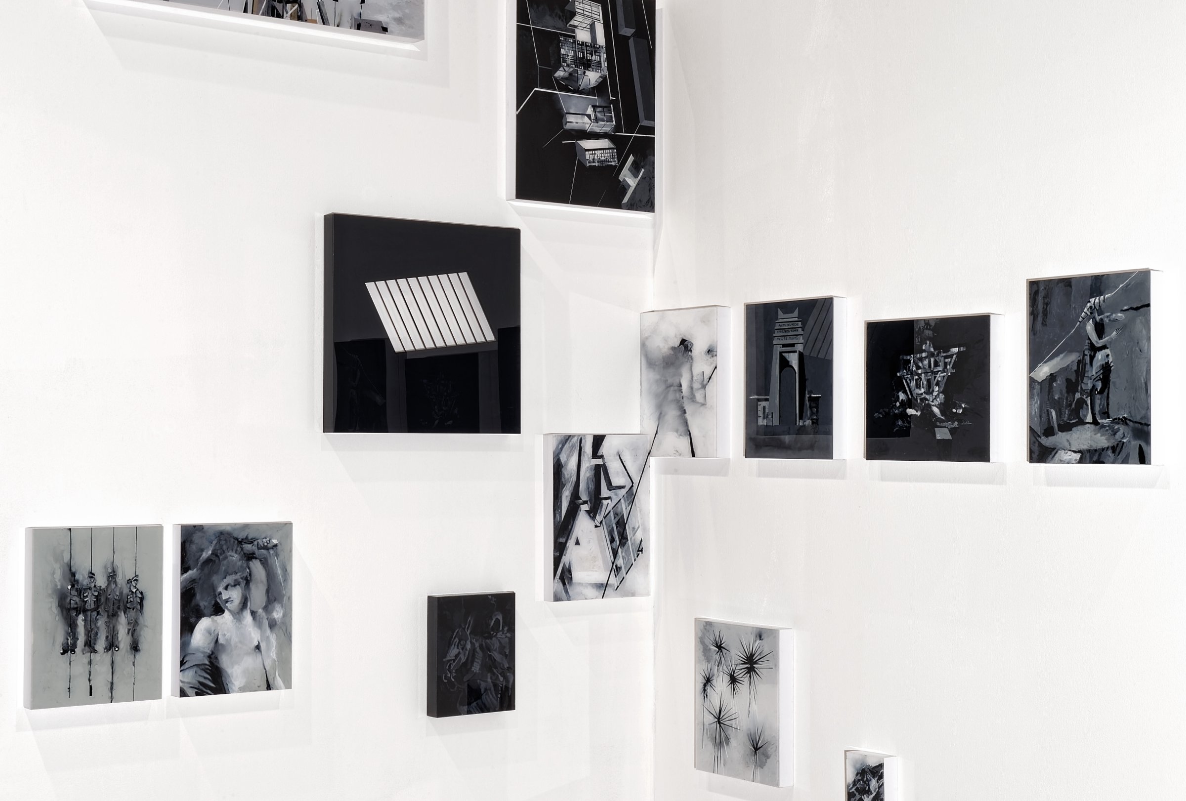 Installation sur cimaise en angle de petits formats noir et blanc (deux vues et détail)