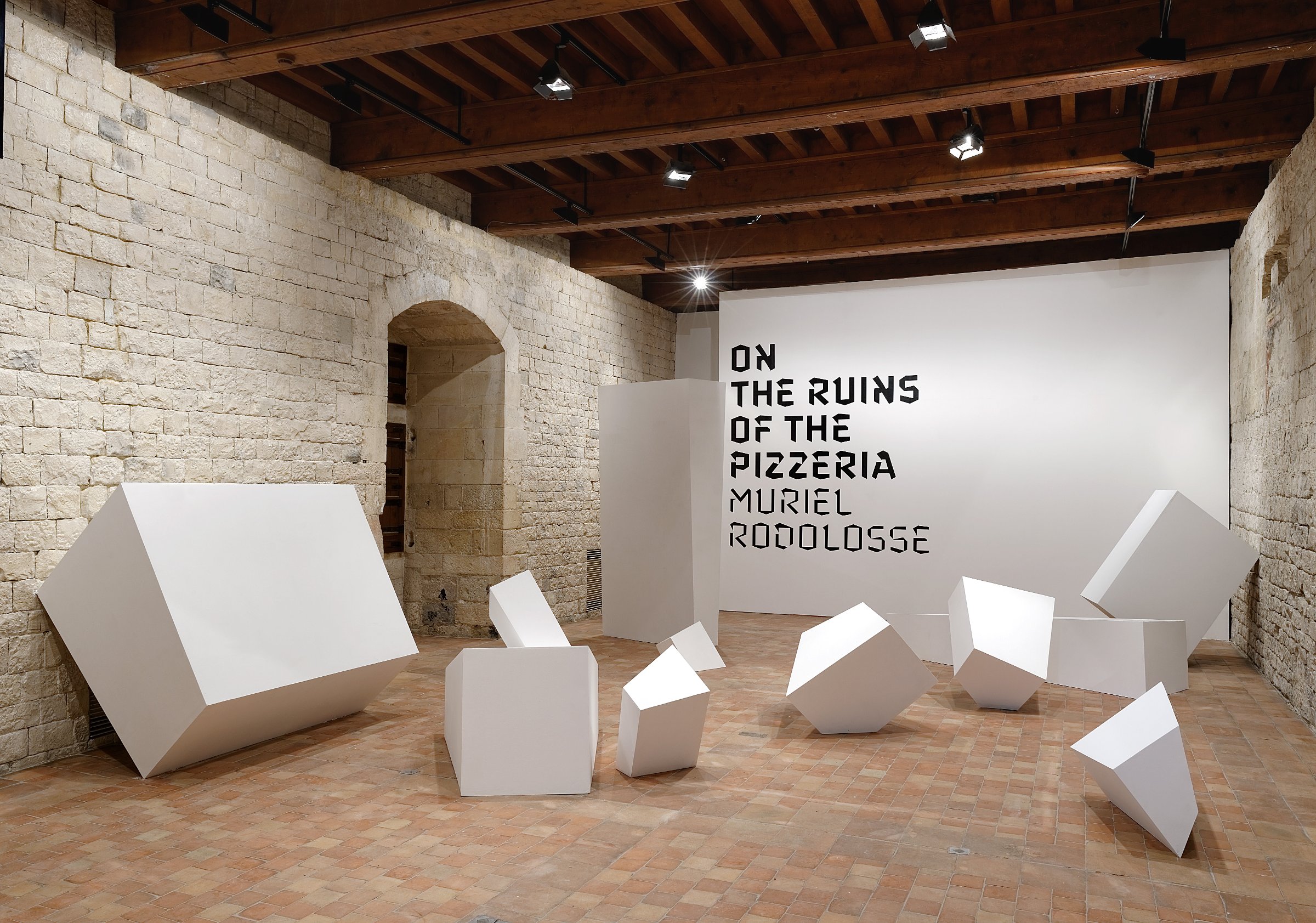 Vue de l'exposition {On the ruins of the Pizzeria}
