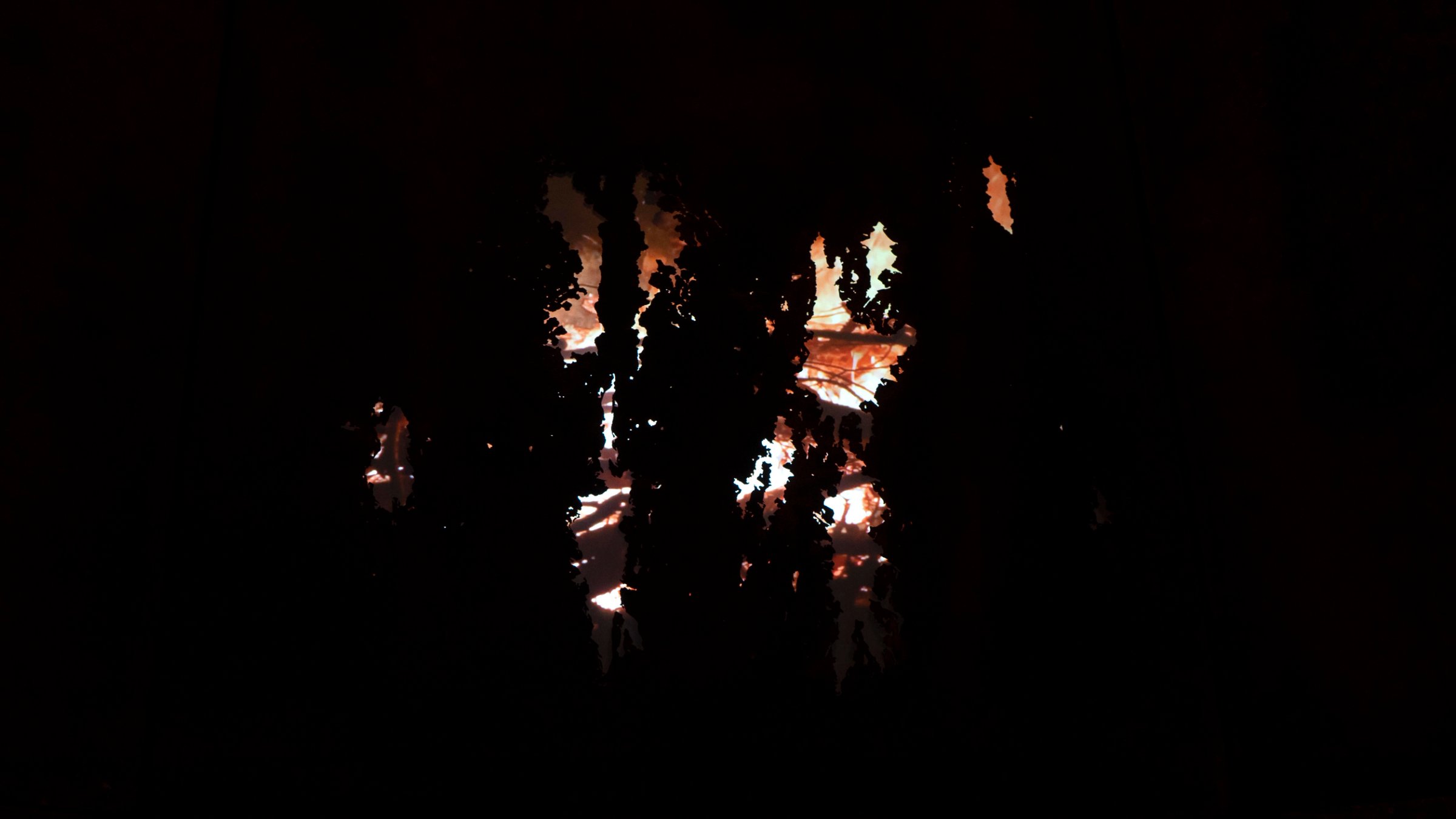 Silo à grain emprunté à Max, vidéos à travers des trous de rouille (prises de vue dans le Gers et à Saverdun)