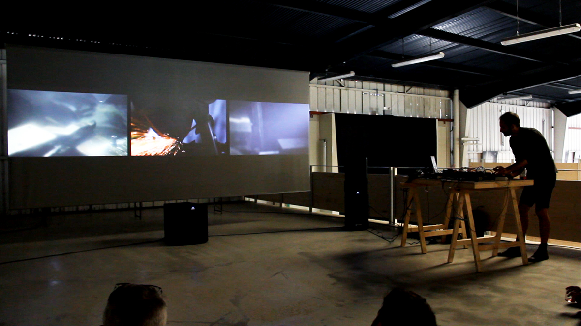 Vue de l'exposition de sortie de résidence « Artiste en Entreprise », Fabrique Pola, Bordeaux, 2019. Commissariat Zébra3 Avec une performance musique live de Guillaume Cassagnol