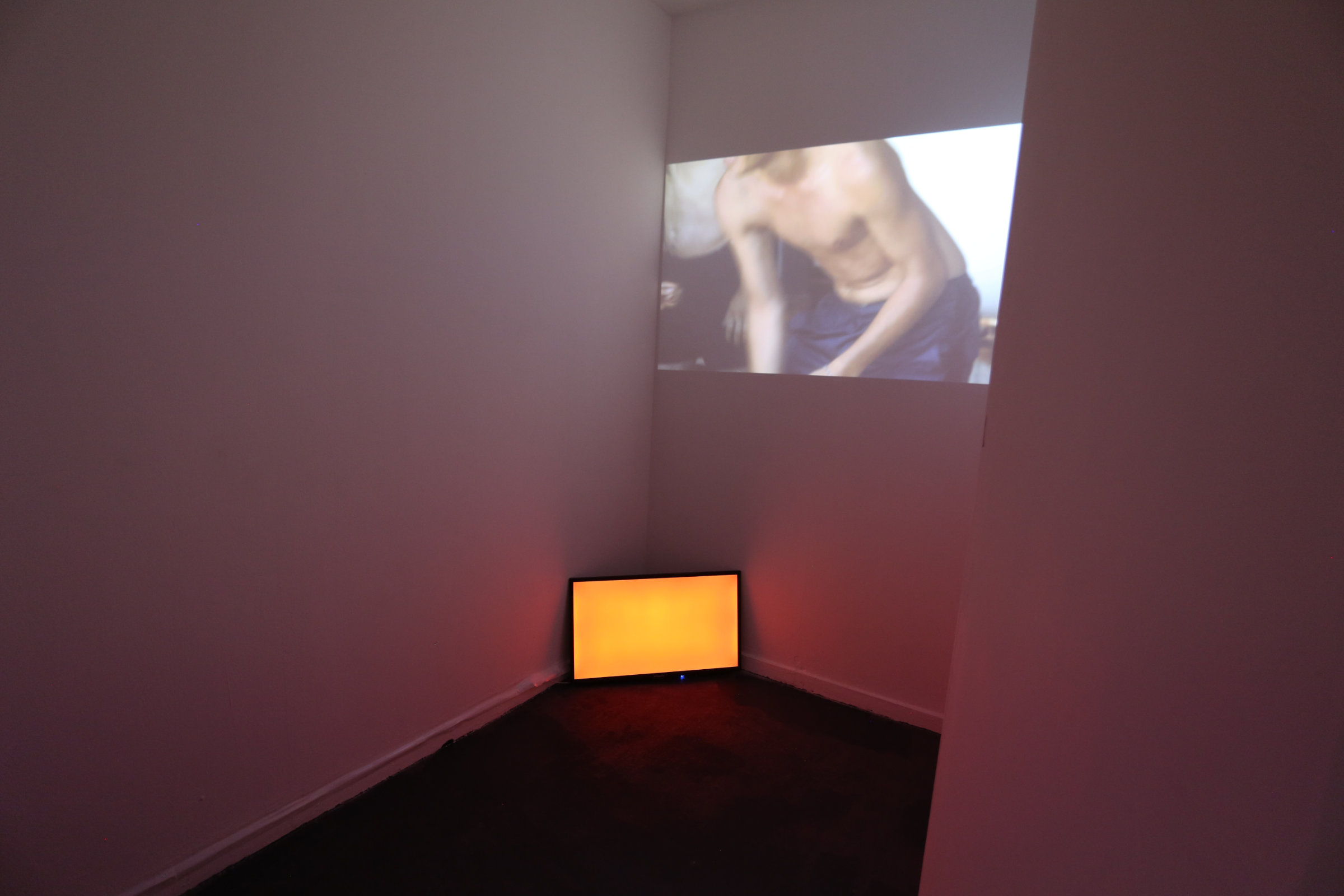 Vue de l'installation à Silicone, Bordeaux Moniteur et projection de la vidéo Basketball