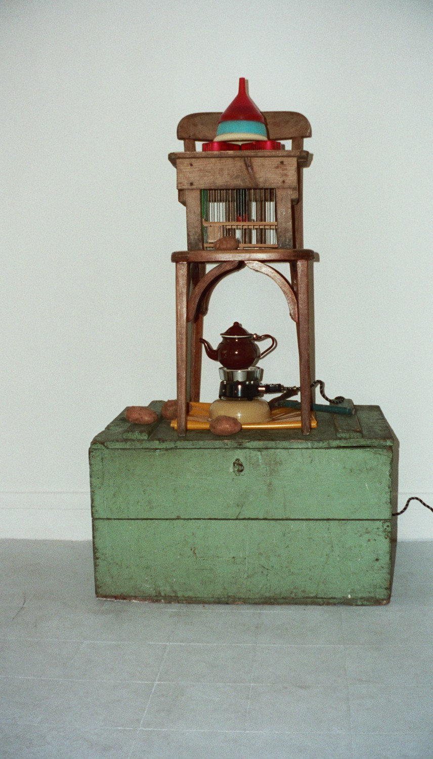 {L'oiseau est déjà parti. Méta-activité à l'appartement de Rabat}, 2004