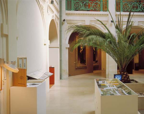 Vue de l'exposition Jean Sabrier, 1996 (patio)