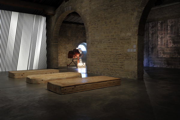 Vue de l'exposition Le Château - Collection du Capc, Capc, Musée d'art contemporain, Bordeaux, 2011