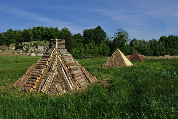 {Pyramides,} 2011