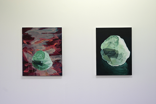 à gauche : Sans titre (cailloux), 2019 huile sur toile, 61 x 50 cm à droite : Sans titre, 2019 huile sur toile, 60,5 x 45 cm