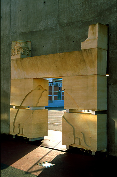 {Porte en petra dans l'histoire d'Eugène le Roy}, 1997