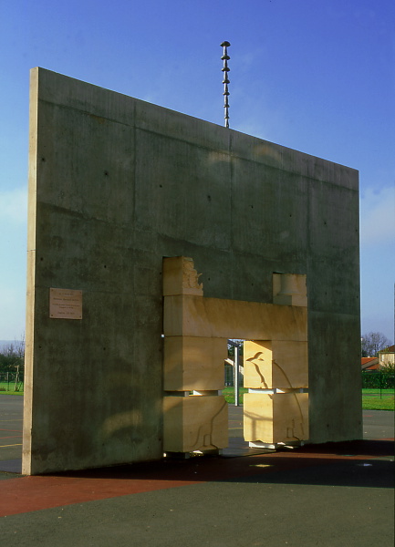 {Porte en petra dans l'histoire d'Eugène le Roy}, 1997