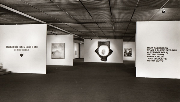 Vue de l'exposition Images de la Suisse française, huit peintres et huit cinéastes, Fondation Gulbenkian, Lisbonne et Porto, 1982