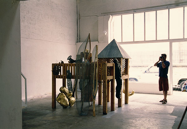 Vue de l'installation, LE LABO, Bordeaux, 2000 commissariat : Luc Detot