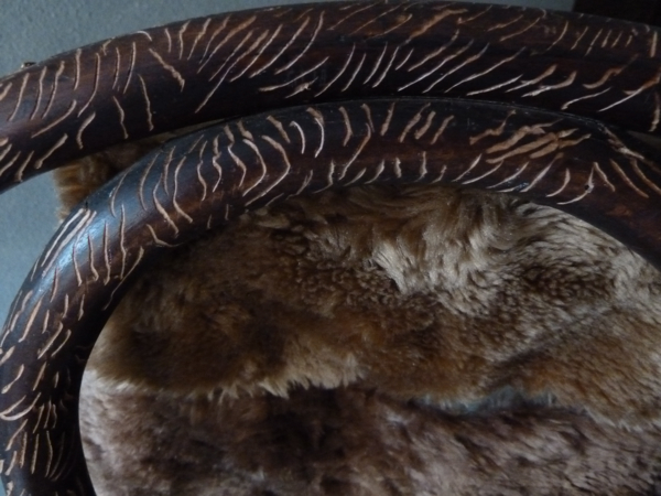 {Chaise assiégée - The Furry Flying Fighting Chair,} 2014 (détail)