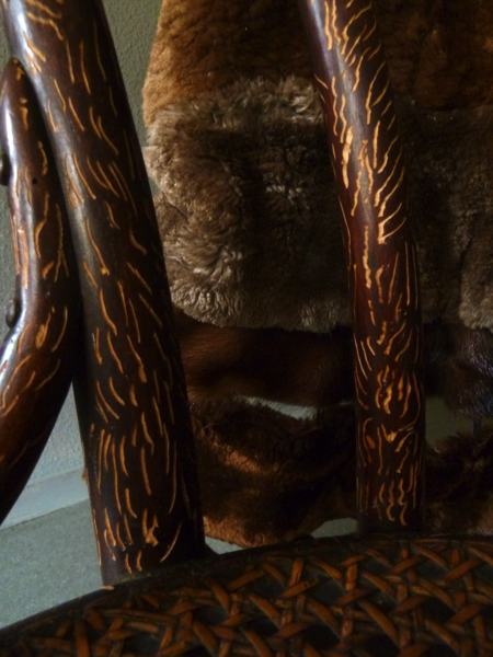 {Chaise assiégée - The Furry Flying Fighting Chair,} 2014 (détail)