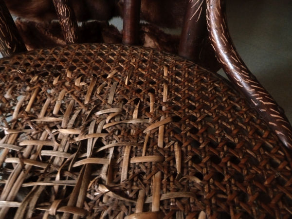 {Chaise assiégée - The Furry Flying Fighting Chair,} 2014 (détail)