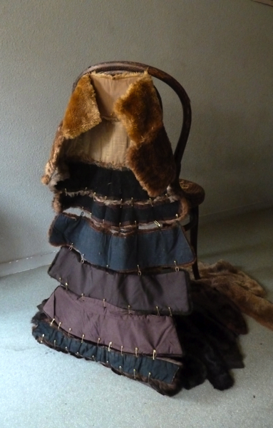 {Chaise assiégée - The Furry Flying Fighting Chair,} 2014