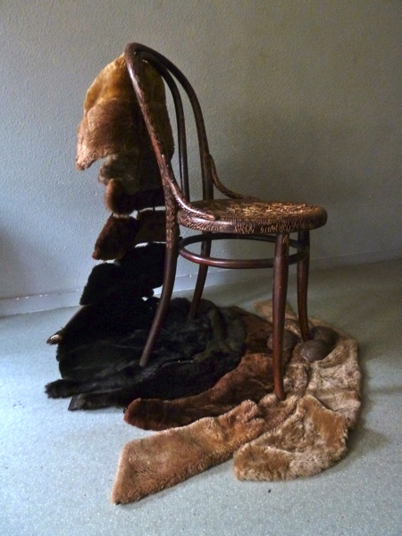 {Chaise assiégée - The Furry Flying Fighting Chair,} 2014