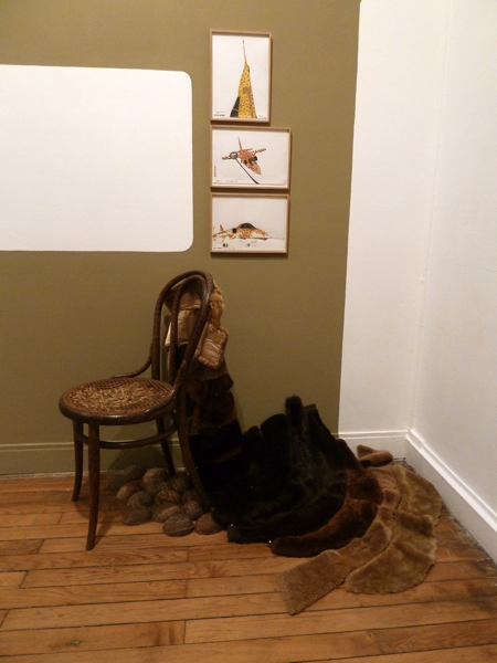 {Chaise assiégée - The Furry Flying Fighting Chair,} 2014