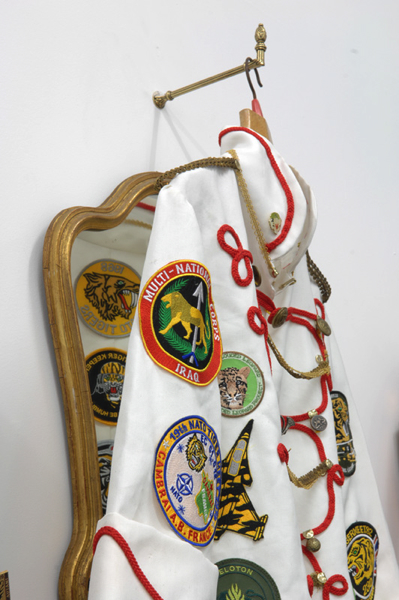 {Dolmans ''Hard to be humble'',} 2008 (blanc)