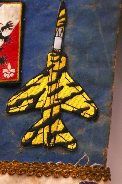 {Dolmans ''Hard to be humble'',} 2008 (bleu)