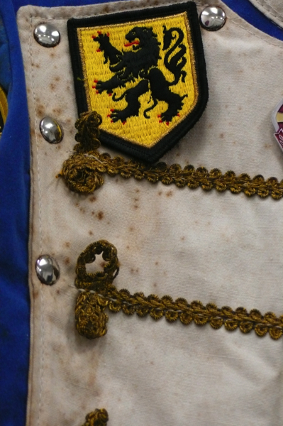 {Dolmans ''Hard to be humble'',} 2008 (bleu)