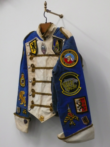 {Dolmans ''Hard to be humble'',} 2008 (bleu)