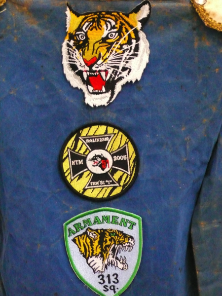 {Dolmans ''Hard to be humble'',} 2008 (bleu)