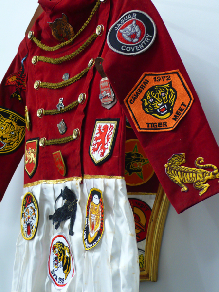 {Dolmans ''Hard to be humble'',} 2008 (rouge)