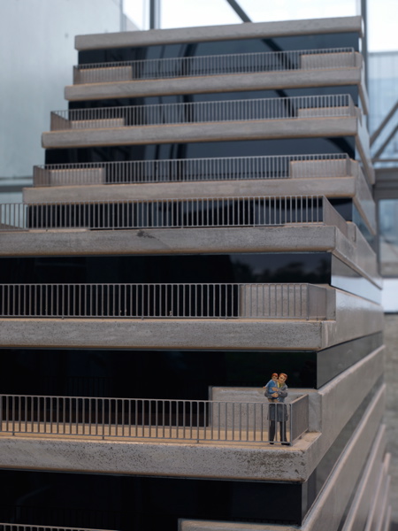 On voit le personnage sur la terrasse.