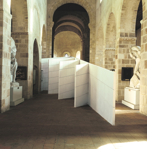 {Dressé sur chant,} 1994