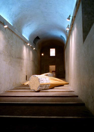 {2 colonnes,} 1983