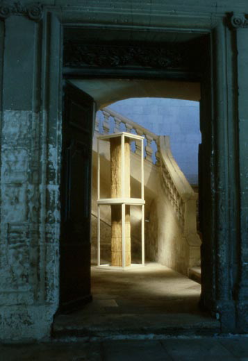 {Colonne,} 1984