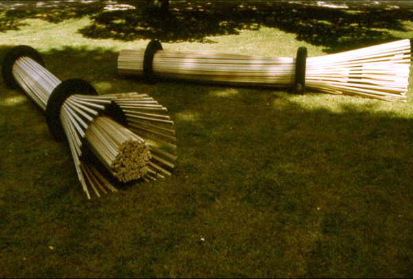{2 colonnes,} 1985