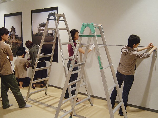 Vue du montage de l'exposition